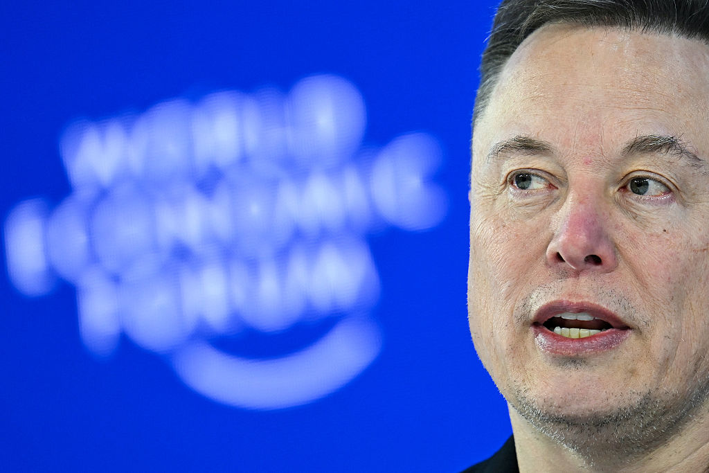 Musk 一年間 U-turn|從「Anthropic 不可能贏」到「他們是 AI 領導者」,400 億美元租約壓過個人恩怨