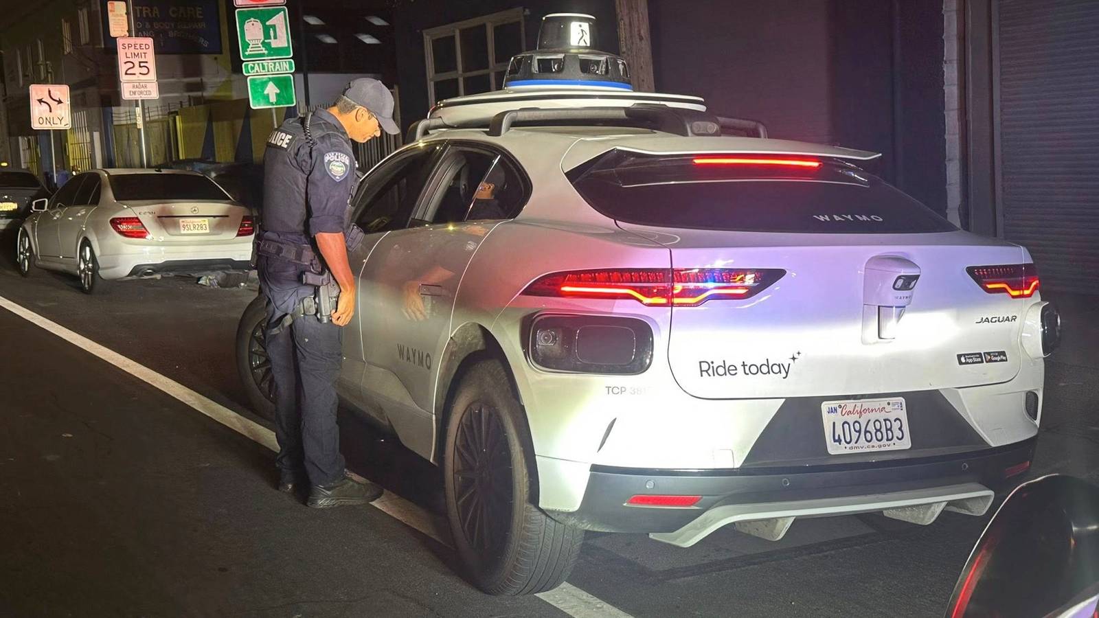 NHTSA 定性 Robotaxi「對公眾構成危險」|Morrison 一天前才鬆口方向盤要求,一天後翻臉發警告信