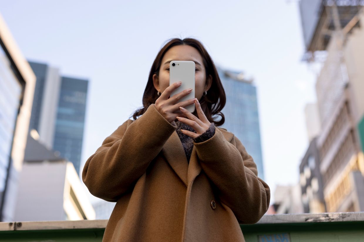 中國 AI 情感互動新規生效|未全面禁止成人伴侶,平台卻先關自訂角色