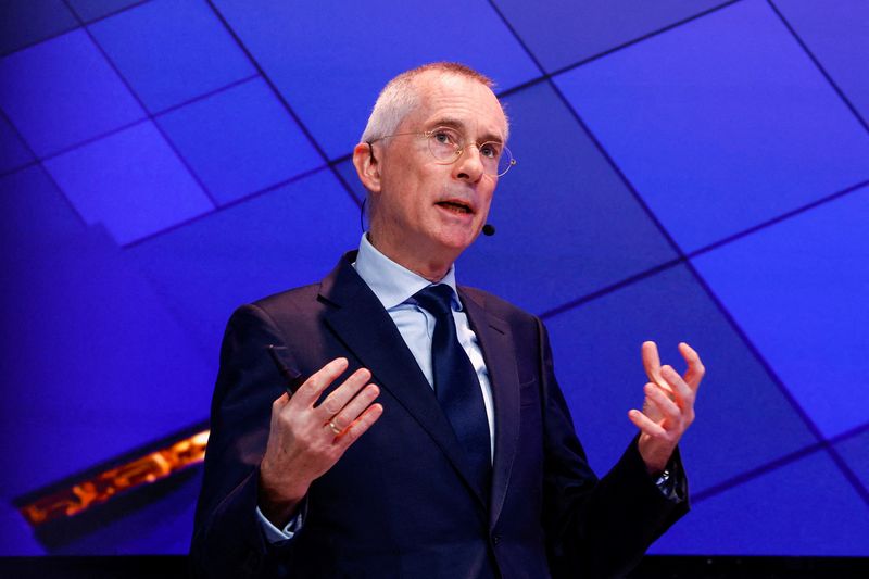 ASML 罕見公開談漲價空間|2027 EUV 接近滿單,台積電抵制與 DUV 漲 10% 尚屬匿名消息