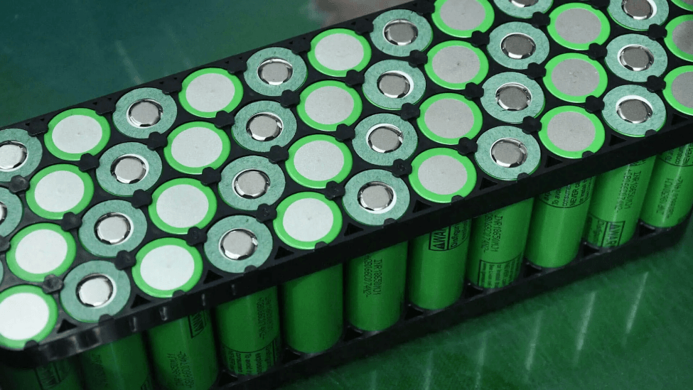 中國電池消費稅罕見分兩個時鐘|鋰電 9 月先收,普通光伏明年 4 月才收
